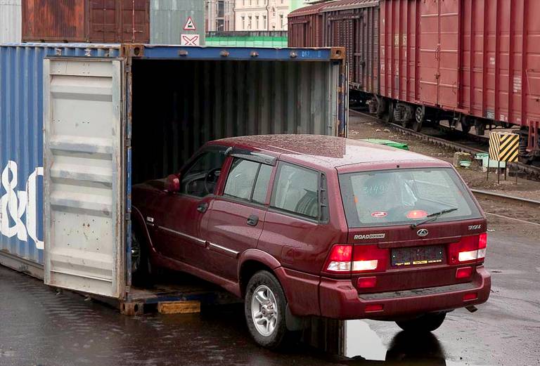 Сколько стоит отправить жд сеткой легковую машину  из Москвы в Тобольск